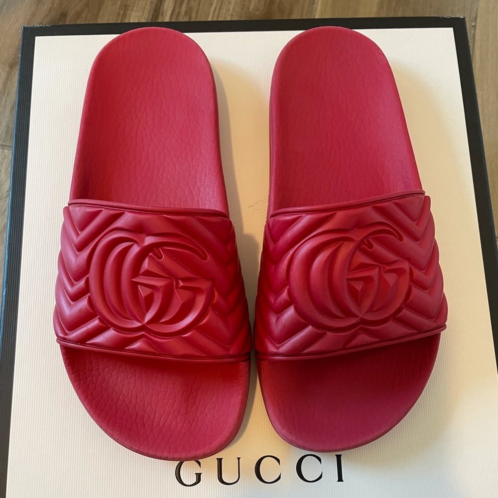 Gucci red slides size 7